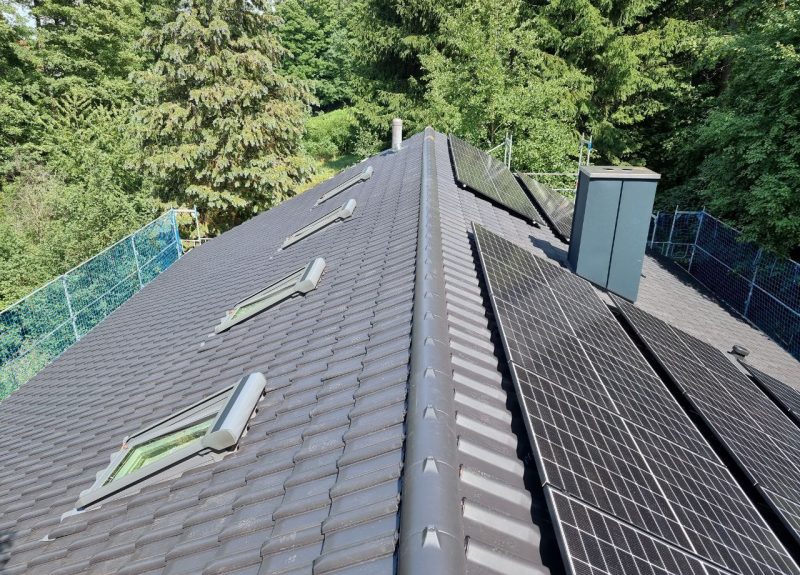 Energetische Dachsanierung mit Tonziegel, Dachflächenfenster und PV-Anlage